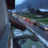 Verkehrsüberlastung in Wolfenschiessen am Abend nach einem schönen Ausflugstag im Winter 2020/21. (Bild: PD)
