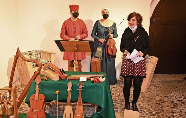 Museumsleiterin Pamina Sigrist (rechts) mit den «Mittelalter-Spiellüt».