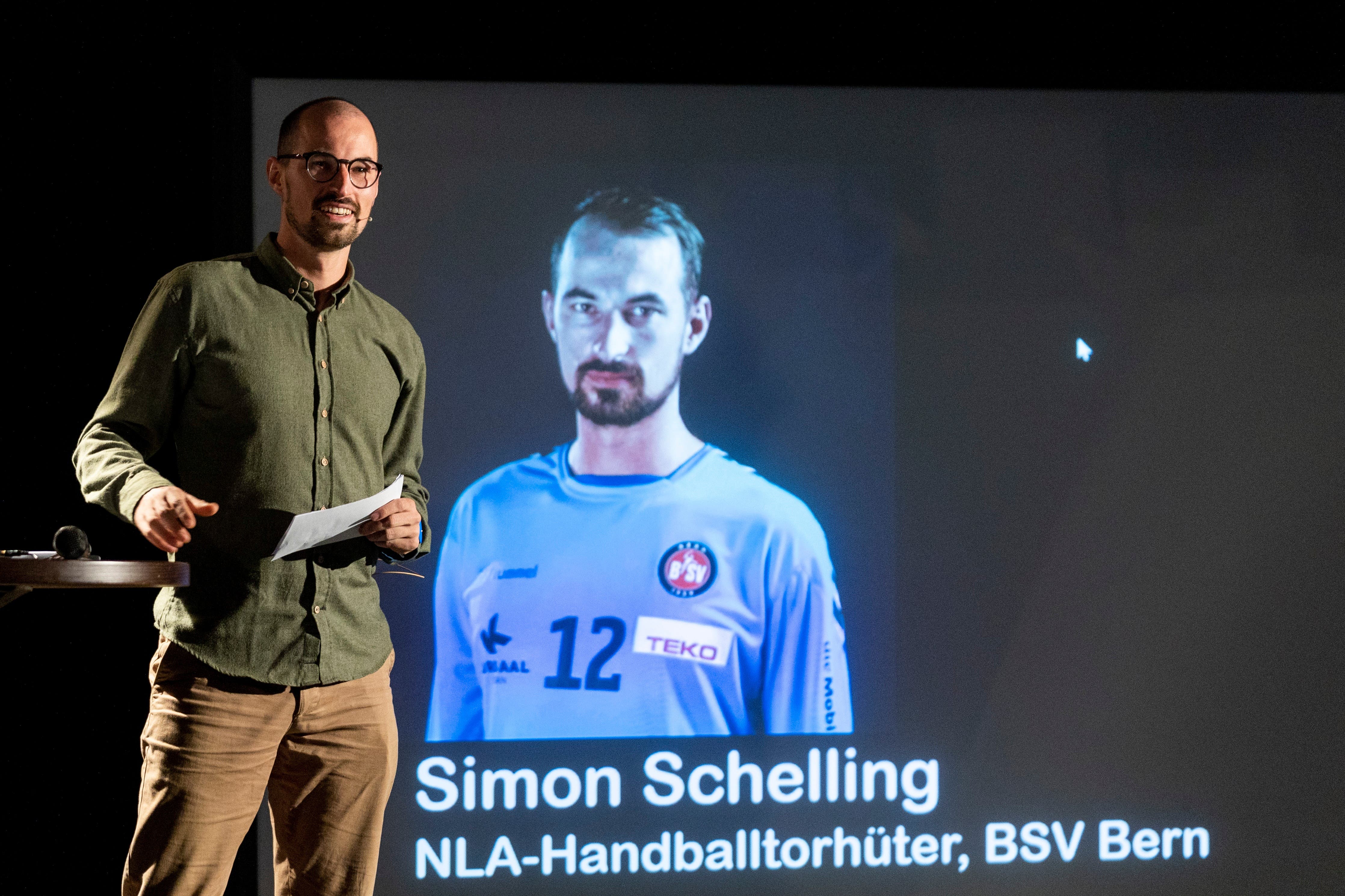 Der in Dietikon aufgewachsene Handballprofi vom BSV Bern Simon Schelling erzählte, wie er durch den Schulsport zum Handballclub Dietikon-Urdorf gekommen war.