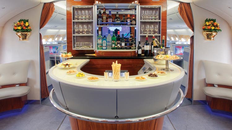 Die ikonische Bar an Bord des Emirates-A380. (zvg)