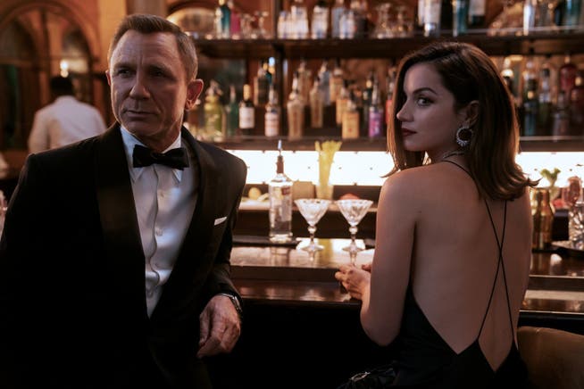 Damit auch Menschen mit Gehörverlust wissen, was James Bond an der Bar bestellt, sollen künftig Untertitel bei Kinofilmen gezeigt werden - zumindest wenn es nach dem Schweizerischen Gehörlosenbund geht.