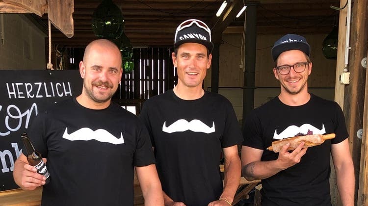 Jonas Elmallawany (v.l.), der mit Manuel Voit (nicht auf dem Bild) hinter "Movember Baden" steht, Silvan Dillier und Dominik Binder vom Zimberihof in Baldingen. (zVg)