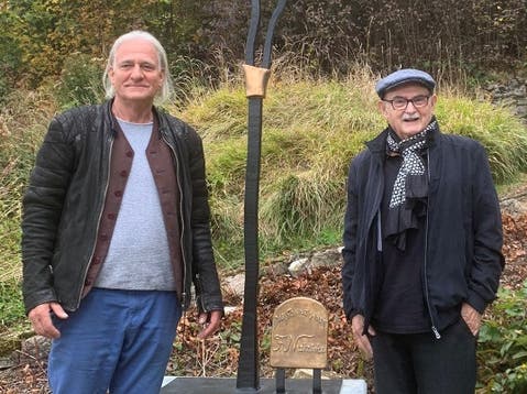 Der Walliser Künstler Beat Martig (l.) und Peter André Bloch bei der zu Ehren Nietzsches auf der Froburg ob Wisen neu errichteten Skulptur.