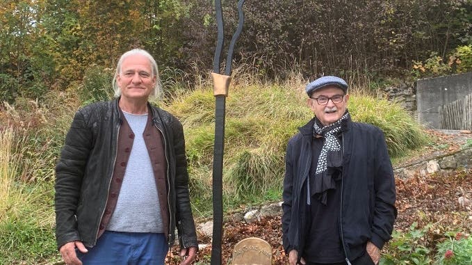 Der Walliser Künstler Beat Martig (l.) und Peter André Bloch bei der  zu Ehren  Nietzsches auf der Froburg ob Wisen neu errichteten Skulptur. (zvg)