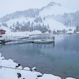 Am Donnerstag hielt auf dem Stoos der Winter Einzug. Trotzdem muss der 25 000 Kubikmeter Wasser fassende See gekühlt werden. (Bild: Franz Steinegger)
