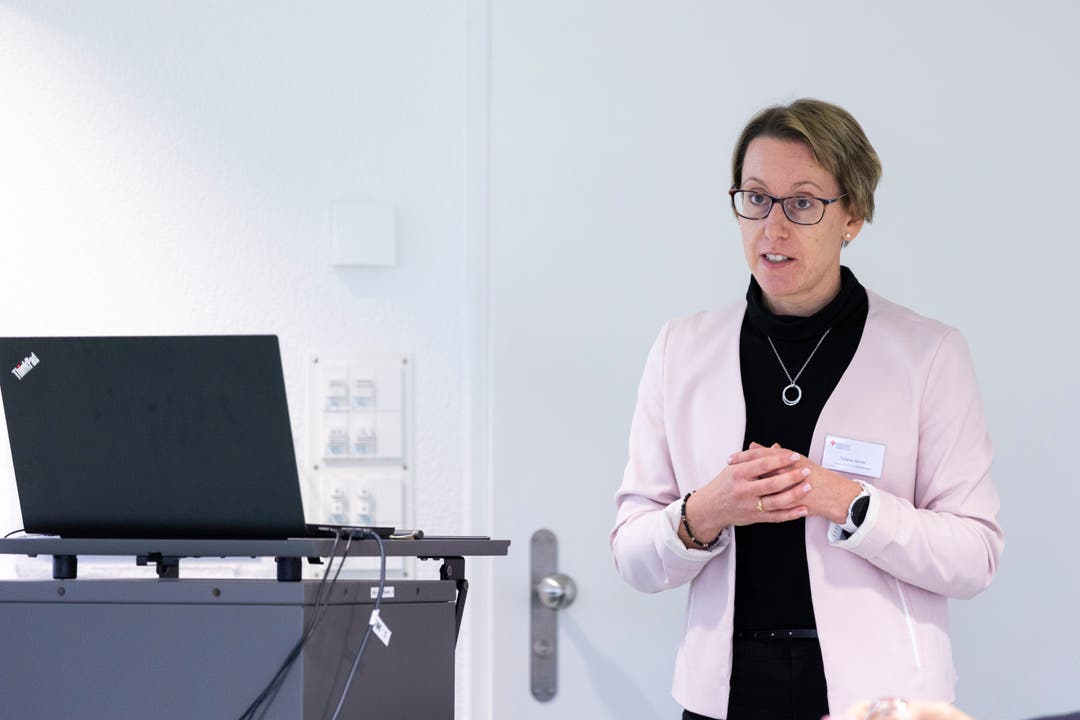 Tiziana Janner, Wissenschaftliche Mitarbeiterin bei Blutspende SRK Schweiz, erläutert, wie neue Krankheitserreger beobachtet und eingeschätzt werden.