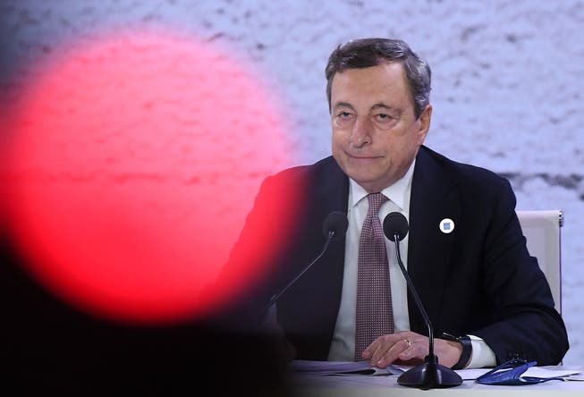 Schluss mit lustig: Draghi zeigt den schummelnden Millionären die rote Karte.
