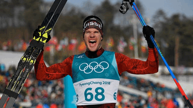 Der Schweizer Langlaeufer Dario Cologna posiert mit seinen vier olympischen Goldmedaillen von Vancouver, Sotschi und Pyeongchang. (Keystone)