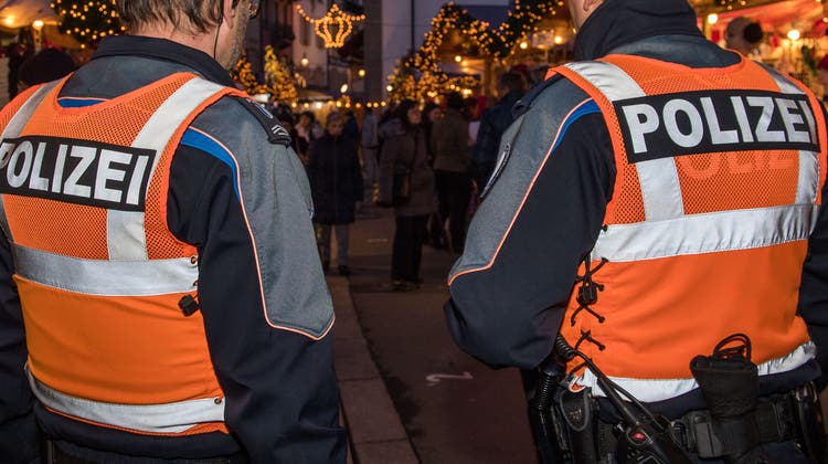 Die Luzerner Polizei unterwegs am Weihnachtsmarkt auf dem Franziskanerplatz in Luzern am 12. Dezember. Sie machen die Leute aufmerksam ihre Taschen gut zu halten.(Freie Fotografin/Eveline Beerkircher) (Eveline Beerkircher)