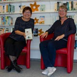 Astrid Schär (links) und Karin Fadi sind zwei der Bibliothekarinnen in der Mediothek Merenschwand. (Verena Schmidtke)