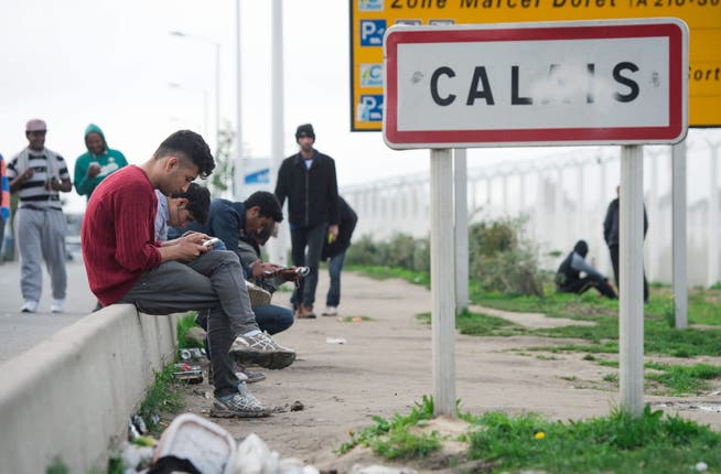Gestrandet in Calais: Migranten warten auf Überquerungsmöglichkeit nach England.