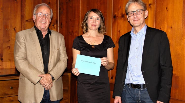 Martina Tresch-Regli, Gewinnerin des Urner Medienpreises 2021, zusammen mit Othmar Kempf (links) und Hermann Näf von der Genossenschaft pro Journalismus Uri. (Bild: PD)