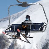Skifahren in Coronazeiten: In Österreich reicht diesen Winter die chirurgische Maske auf dem Lift wohl nicht aus. (Leandre Duggan / KEYSTONE)