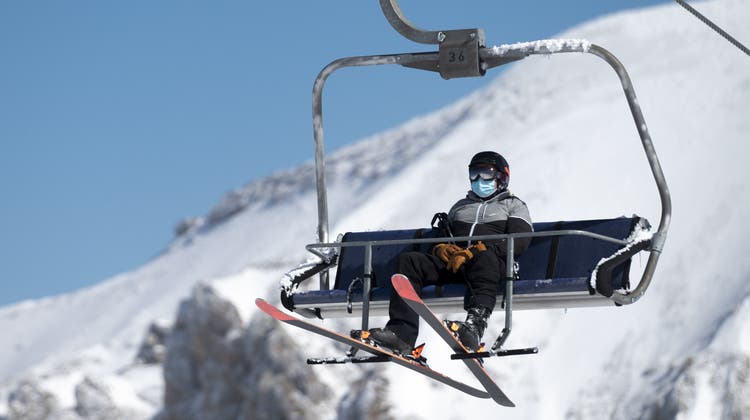 Skifahren in Coronazeiten: In Österreich reicht diesen Winter die chirurgische Maske auf dem Lift wohl nicht aus. (Leandre Duggan / KEYSTONE)