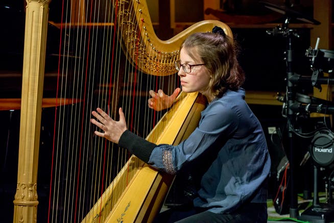 Seit sie sieben Jahre alt war, spielt Anna Gander Harfe. Hier bei der Talentbühne im Chäslager Stans. 