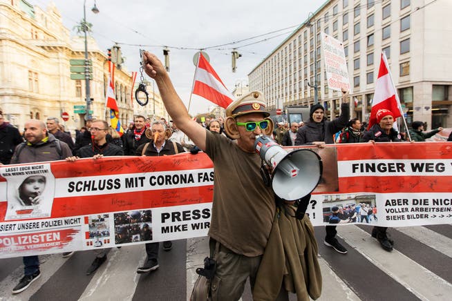Zehntausende demonstrierten am Samstag in Wien gegen den Lockdown und eine angekündigte Impfpflicht in Österreich.