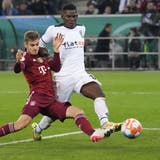 Breel Embolo im Duell mit Bayerns Josip Stanisic. (Martin Meissner / AP)