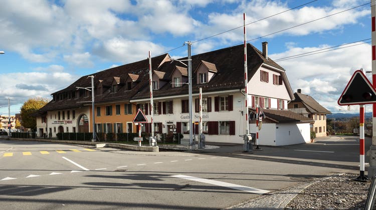 Der Dorfeingang Nord in Flumenthal mit den markanten Bauten entlang der Baselstrasse soll als Ganzes betrachtet und schöner gestaltet werden. (Hanspeter Bärtschi)