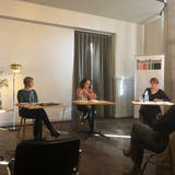 Tabea Steiner, Andrea Zimmermann und Nicole Seifert diskutieren angeleitet von Martina Läubli (v. l.) über Frauen im Literaturbetrieb. (Elodie Kolb)