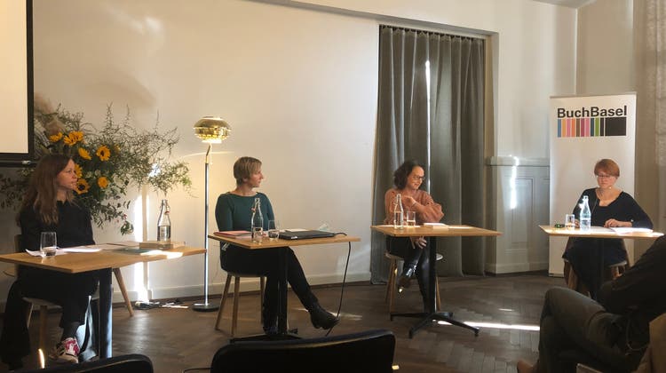 Tabea Steiner, Andrea Zimmermann und Nicole Seifert diskutieren angeleitet von Martina Läubli (v. l.) über Frauen im Literaturbetrieb. (Elodie Kolb)