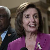 Das Lachen von Nancy Pelosi, Speakerin des Repräsentantenhauses, wirkte am Freitag zwischenzeitlich etwas gequält. Am Schluss des langen Tages aber nahmen Vorlagen der Demokraten wichtige Hürden. (Jose Luis Magana / AP)
