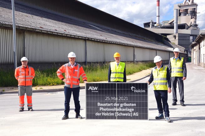 ...müssten 4000 Fotovoltaikanlagen von der Grösse der bisher grössten Anlage im Aargau (von Holcim und AEW in Siggenthal) gebaut werden. 