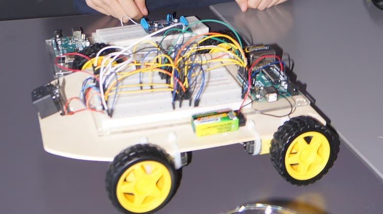 Martin Binotto mit seinem selbstgebauten Roboter. (Bild: Inka Grabowsky)
