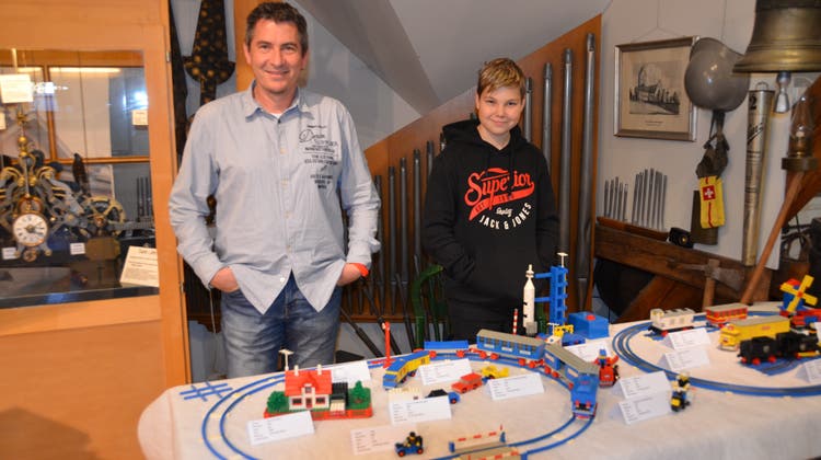 Chirstoph und Levin Marti mit ihren nostalgischen Lego-Eisenbahnen. (Luca Giannini)
