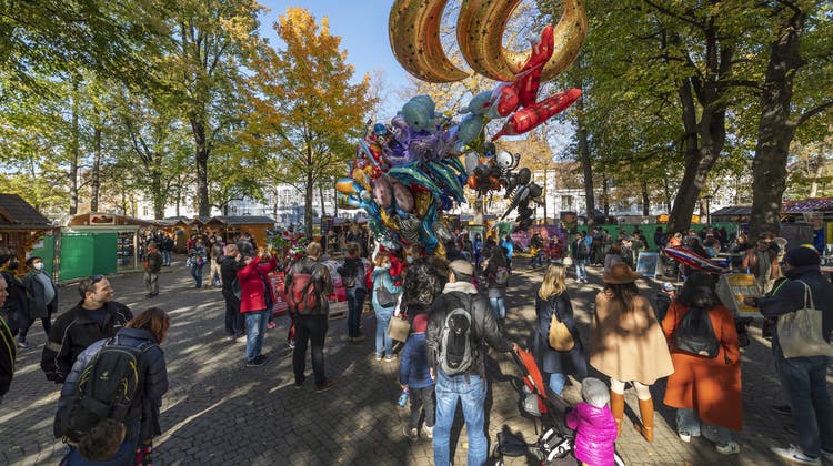 Wermutstropfen: In der Mitte des Petersplatzes fand sich in diesem Jahr kein Karussell. Dafür lief es den Ballonverkäuferinnen prächtig. (Georgios Kefalas/ KEYSTONE)