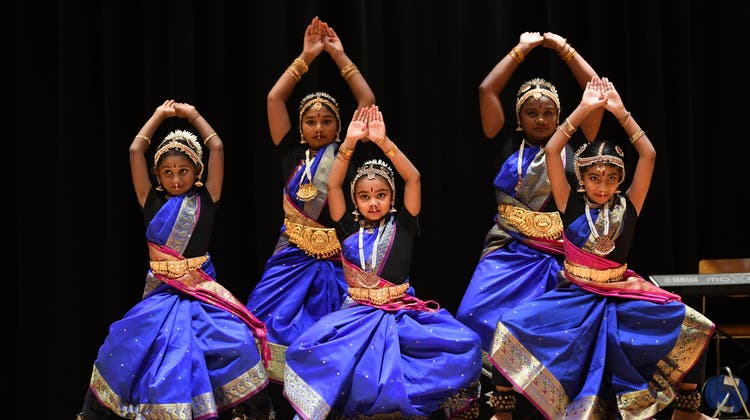 Am Samstag fiel der Startschuss von «Tracht lacht – Brauchtum verbindet» in Pratteln. Im Bild: Tänzerinnen der tamilischen Gruppe Creation of Bharata. (Juri Junkov)