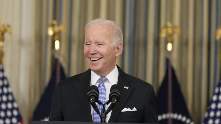 So sieht ein glücklicher Präsident aus: Joe Biden kommentierte am Samstag im Weissen Haus die Verabschiedung des Infrastruktur-Pakets durch das nationale Parlament. (Chris Kleponis / Pool / EPA)