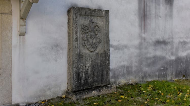 Die Grabplatte des Rittmeisters Pankraz Hildbrand, ehemals vor dem St.Conrad-Altar, jetzt an der Westseite der St.Odilokapelle in Boswil. (Melanie Burgener)