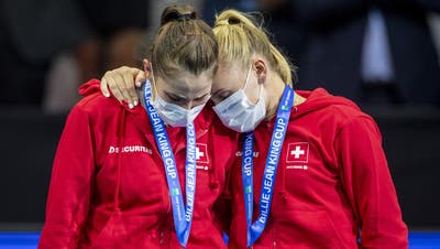 Belinda Bencic (links) lässt sich nach der Finalniederlage von Teamkollegin Jil Teichmann trösten. (Keystone)