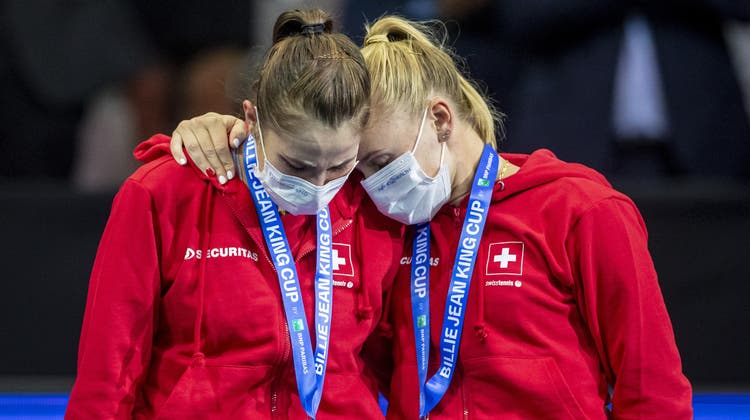 Belinda Bencic (links) lässt sich nach der Finalniederlage von Teamkollegin Jil Teichmann trösten. (Keystone)