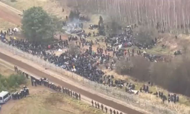 Luftbild der polnischen Behörden zeigt die Migrantengruppe, die von Weissrussland an die Grenze gebracht wurde. 