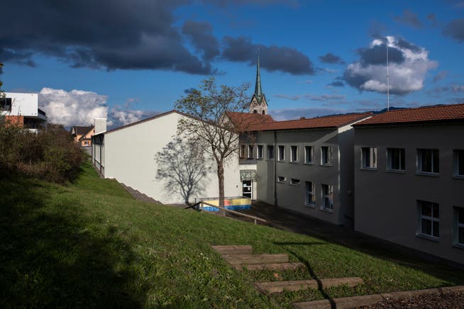 Der Erweiterungsbau des Schulhauses Höfli ist hinter der Turnhalle geplant.