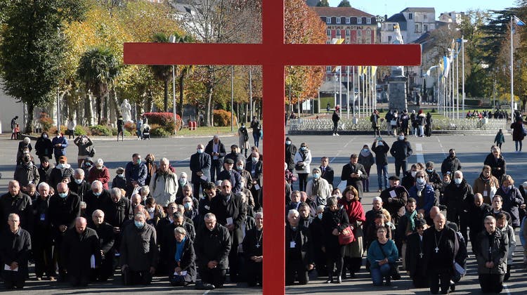 Katholische Bischöfe gehen in Lourdes auf die Knie: Im Wallfahrtsort traf sich die Bischofskonferenz, um über die Entschädigung der Missbrauchs-Opfer zu diskutieren. (AP)