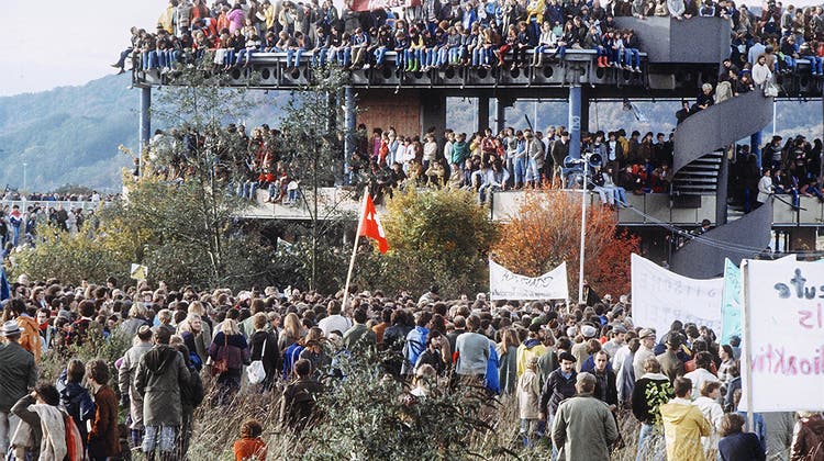 Demonstranten besetzen während einer Anti-AKW Demonstration am 2. November 1981 das Baugelände des geplanten Kernkraftwerks Kaiseraugst. (Josef Zimmermann / AZ)