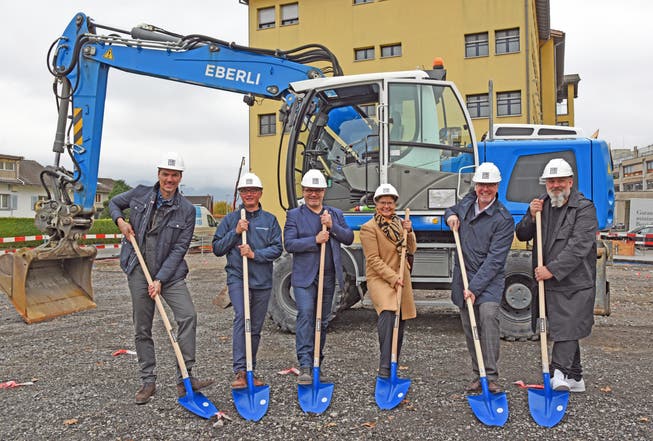 Spatenstich zum neuen Bauprojekt in Sarnen Nord (von links): Alain Grossenbacher, Jost Ettlin, Bruno Thürig, Maya Büchi, Jürg Berlinger und Roli Scherer.