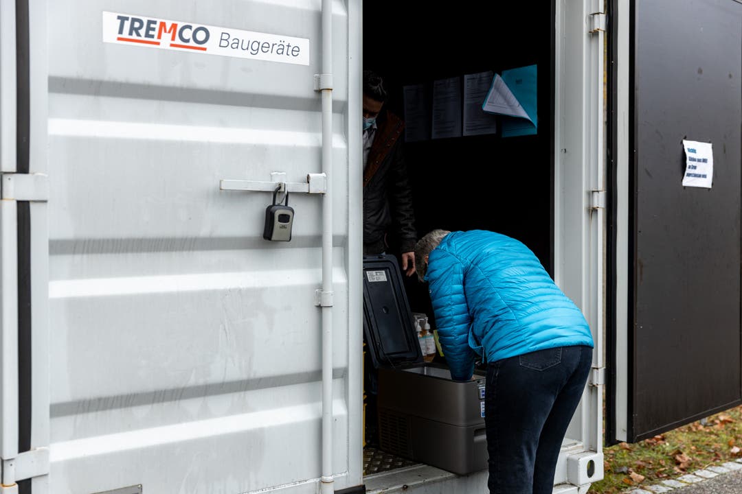 Die Frauen vom mobilen Impfteam nehmen das Material am Kühlcontainer beim Aarauer Zeughaus in Empfang.