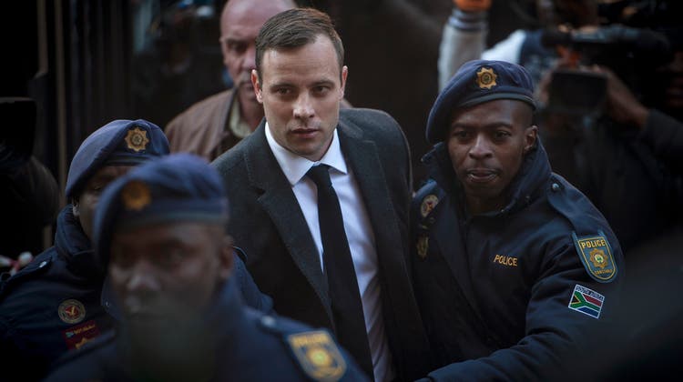 Oscar Pistorius  nach dem Mord an seiner Lebensgefährtin vor Gericht: 2013 erschoss er seine Partnerin, jetzt könnte er freikommen. (Shiraaz Mohamed / AP)