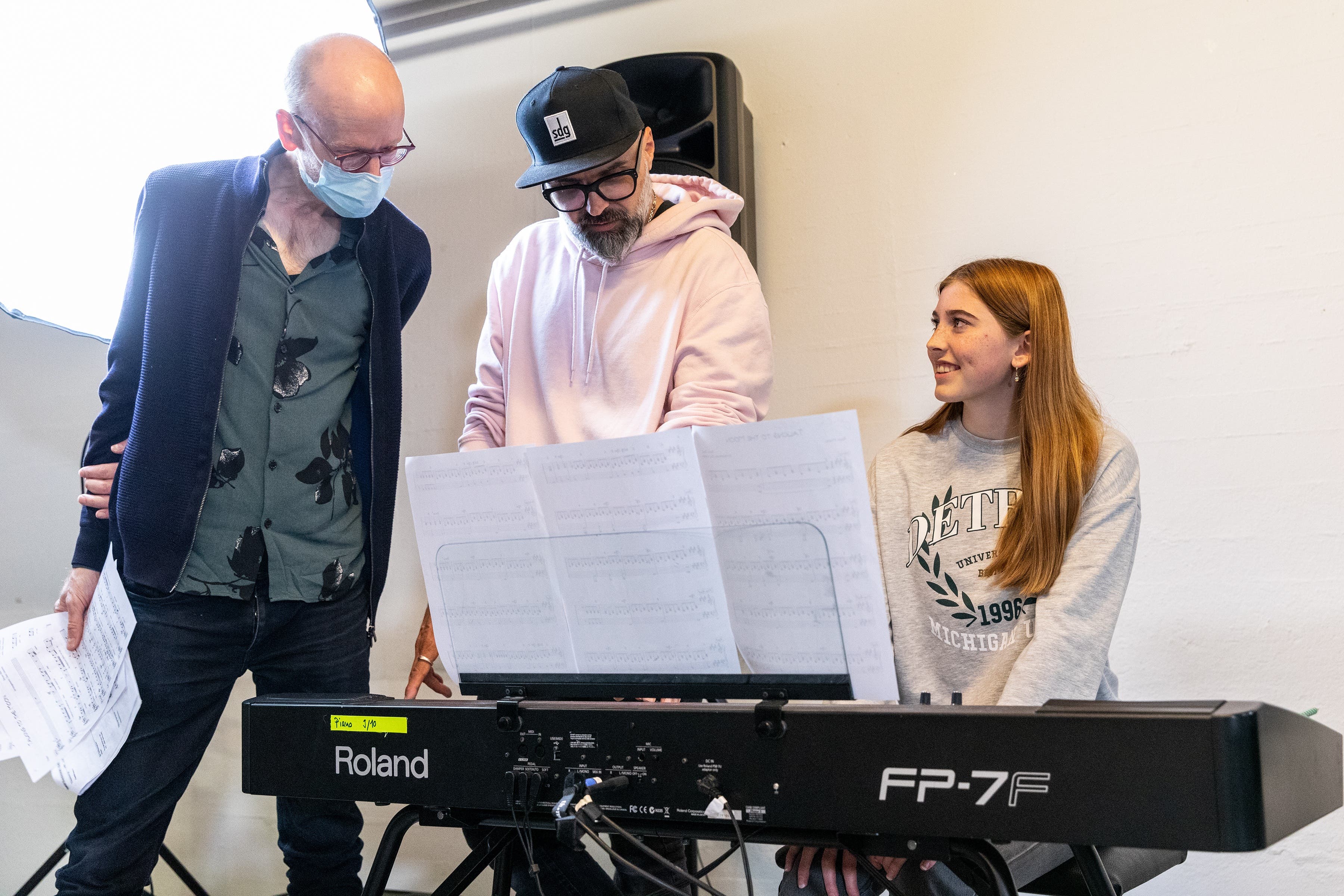Die Hauptverantwortlichen Michael Müller (links) und Micha Dettwyler helfen der jungen Pianistin Julia beim proben. 