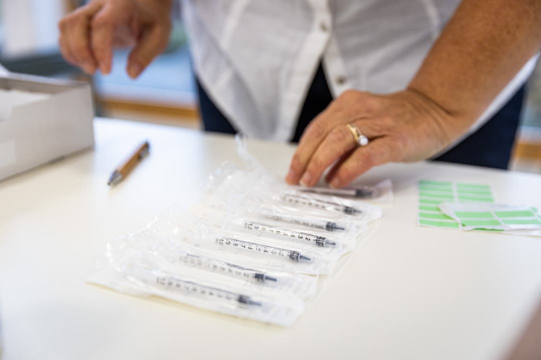 Die medizinische Fachperson vom Impfteam legt die Spritzen aus.