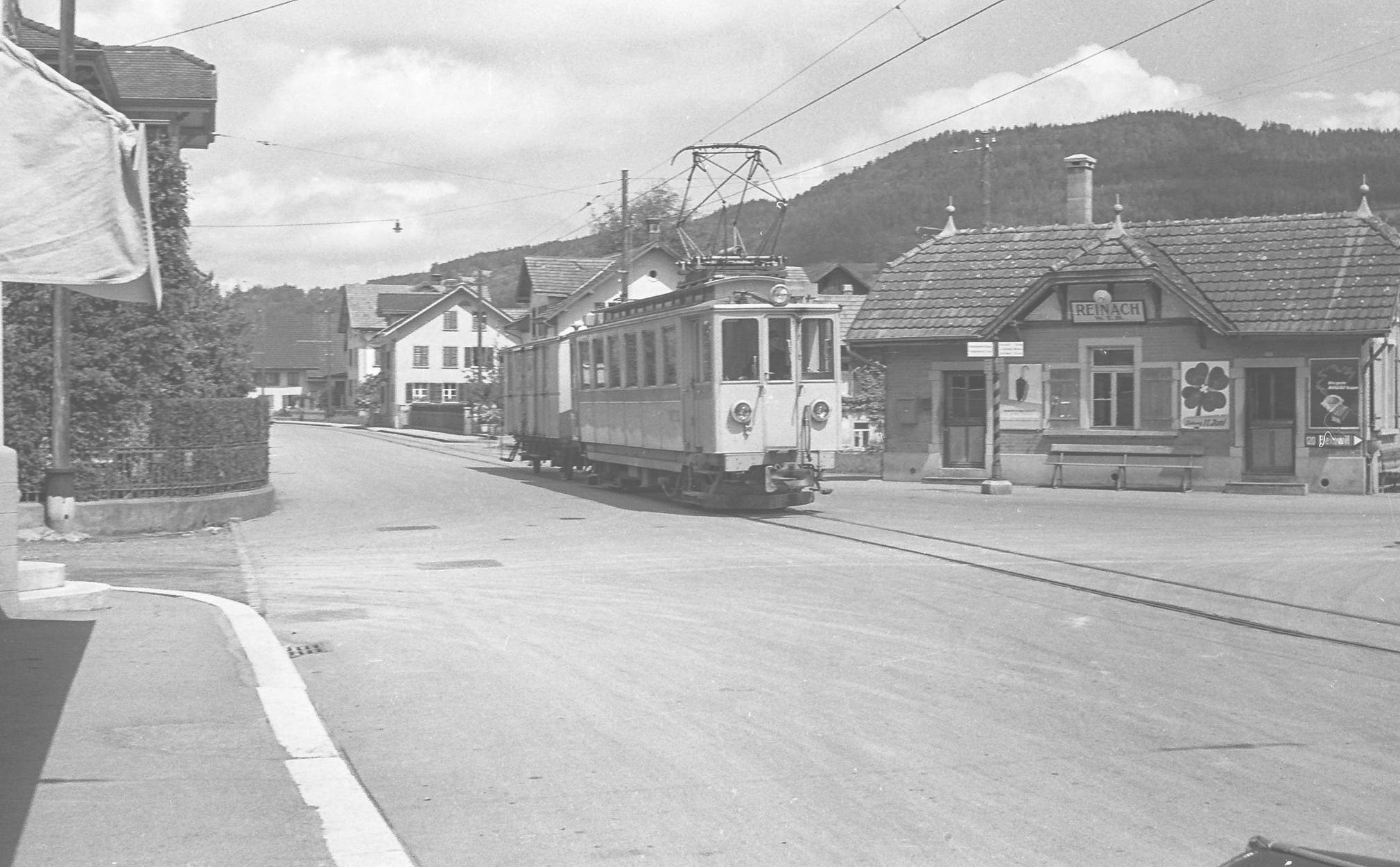 Die Seetalbahn in Reinach. Die Aufnahme stammt vermutlich aus den 1950er Jahren.
