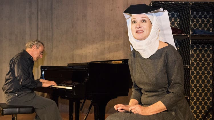Eine Impression aus dem Programm von Pianist Felix Huber und sowie der Sängerin und Schauspielerin Christine Lather.
