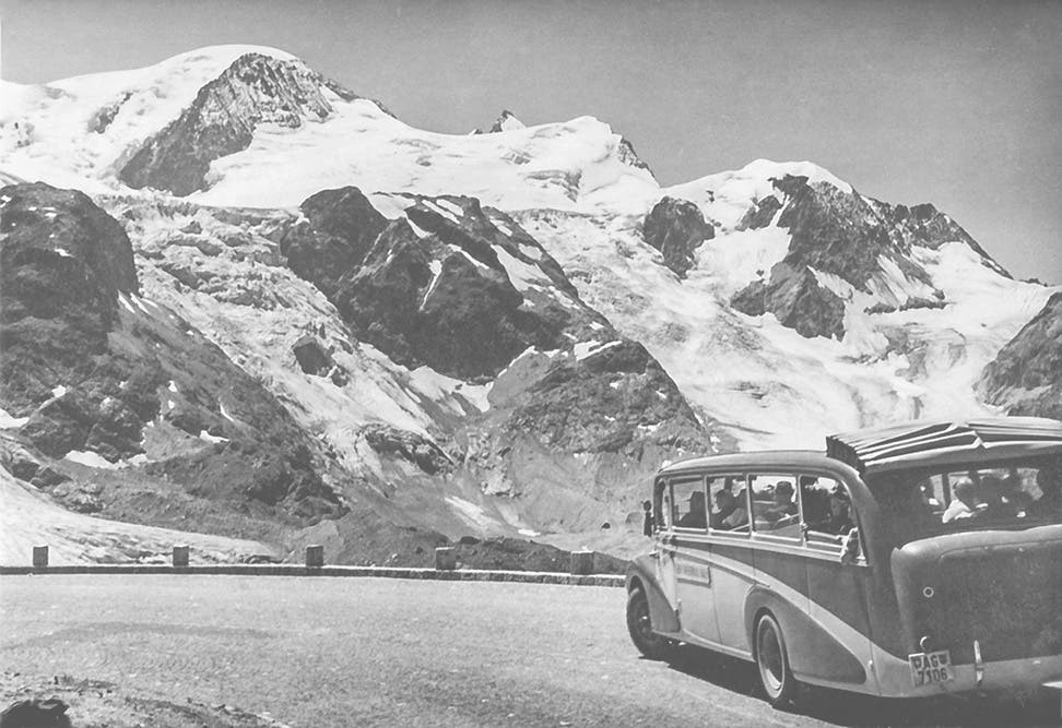 Ein Car der Firma Twerenbold fährt 1946 über den Sustenpass. 