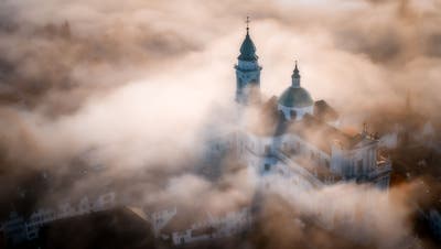 Die Solothurner St. Ursen Kathedrale im Nebel. (Michel Lüthi)