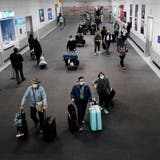 Viele Länder schränken den Flugverkehr aus Südafrika ein. So wie hier auf dem amerikanischen Newark Liberty International Airport in Newark, New Jersey. (Spencer Platt / Getty Images North America)