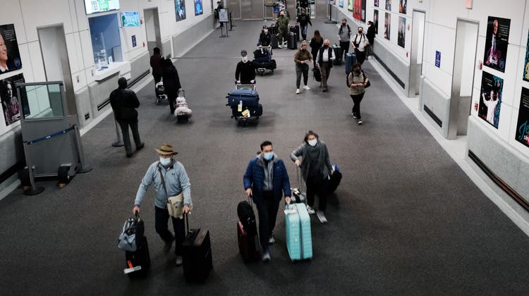 Viele Länder schränken den Flugverkehr aus Südafrika ein. So wie hier auf dem amerikanischen Newark Liberty International Airport in Newark, New Jersey. (Spencer Platt / Getty Images North America)