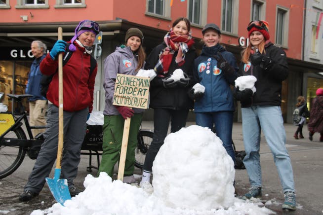 Diese Klimaaktivistinnen mussten Anfang 2020 eine Bewilligung für das Aufstellen eines Schneemanns einholen. 